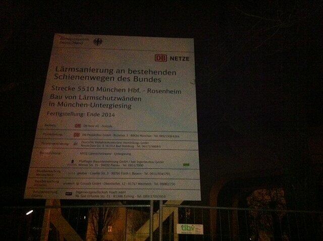 Dieses Bahn-Schild steht an der Baustelle unter der Brücke an der Kupferhammerstraße.