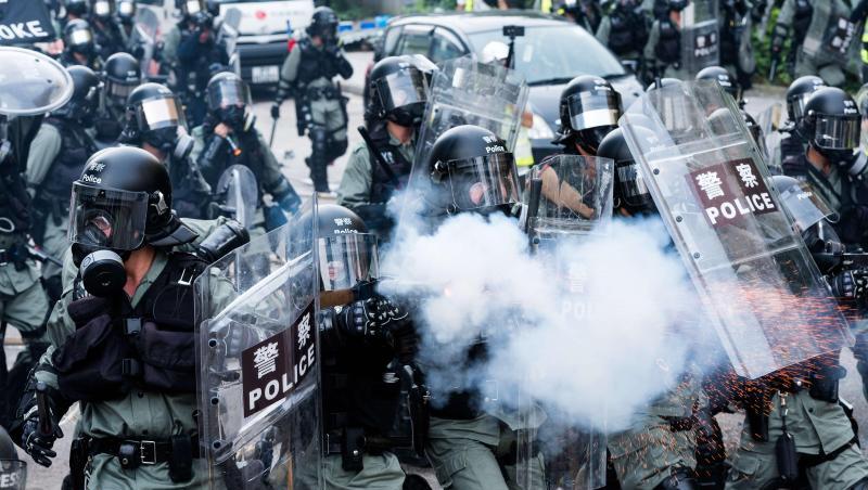 Nach zwei friedlichen Wochen in Hongkong: Polizeibeamte setzen wieder Tränengas gegen Demonstranten ein. Nach zwei friedlichen Wochen in Hongkong: Polizeibeamte setzen wieder Tränengas gegen Demonstranten ein.