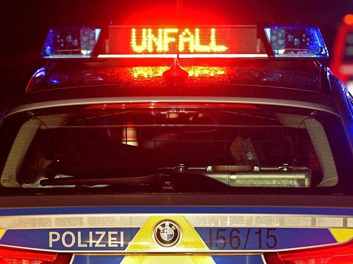 Der Schriftzug "Unfall" leuchtet auf einem Streifenwagen. Foto: Stefan Puchner/dpa/Archivbild