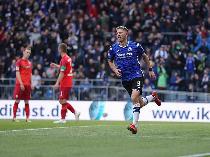 Der Bielefelder Fabian Klos feiert seinen Treffer zum 1:0.