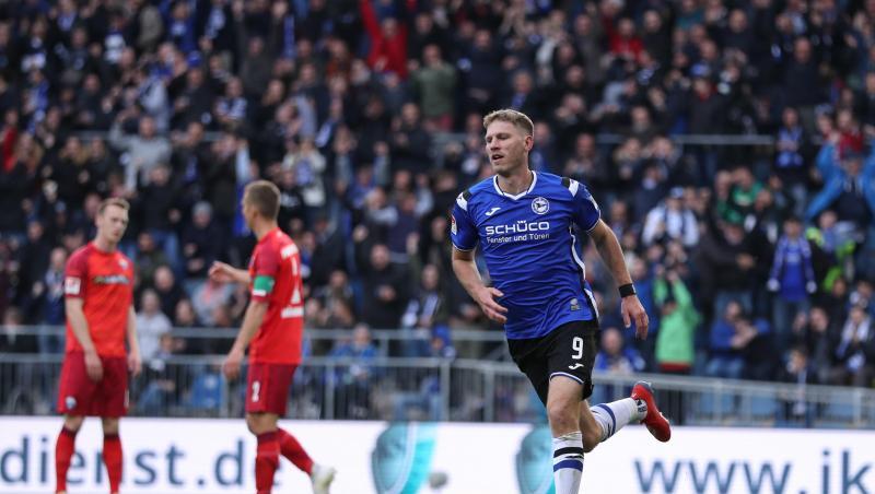 Der Bielefelder Fabian Klos feiert seinen Treffer zum 1:0.