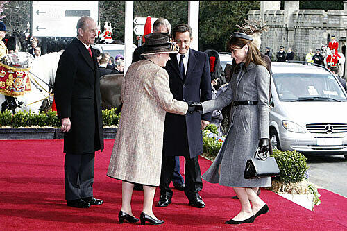 Perfekter Hofknicks vor der Monarchin: Carla und ihr Mann Nicolas Sarkozy in Schloss Windsor
