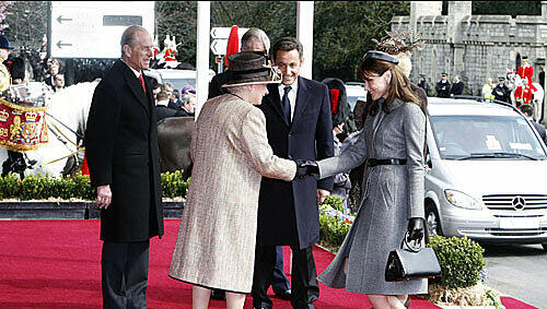 Perfekter Hofknicks vor der Monarchin: Carla und ihr Mann Nicolas Sarkozy in Schloss Windsor Perfekter Hofknicks vor der Monarchin: Carla und ihr Mann Nicolas Sarkozy in Schloss Windsor