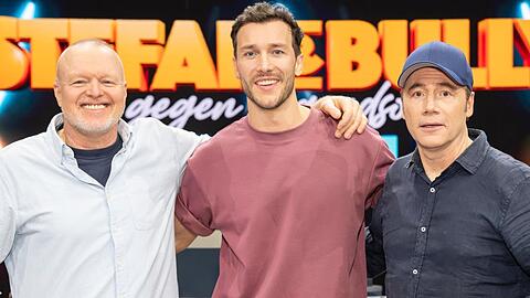 Stefan Raab (l.) und Michael Bully Herbig (r.) mit "Schnulli" Marc, der die beiden Promis in Show eins besiegen konnte.