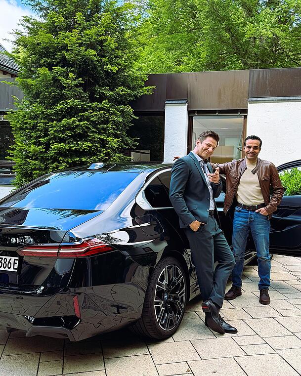 Igor Jeftic und Baran Hêvî, die als Kommissare Hansen und Kaya vor der Kamera stehen, posieren vor einem Auto der Elektro-Flotte der Bavaria. Igor Jeftic und Baran Hêvî, die als Kommissare Hansen und Kaya vor der Kamera stehen, posieren vor einem Auto der Elektro-Flotte der Bavaria.