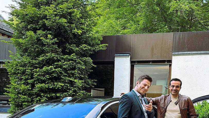 Igor Jeftic und Baran Hêvî, die als Kommissare Hansen und Kaya vor der Kamera stehen, posieren vor einem Auto der Elektro-Flotte der Bavaria. Igor Jeftic und Baran Hêvî, die als Kommissare Hansen und Kaya vor der Kamera stehen, posieren vor einem Auto der Elektro-Flotte der Bavaria.