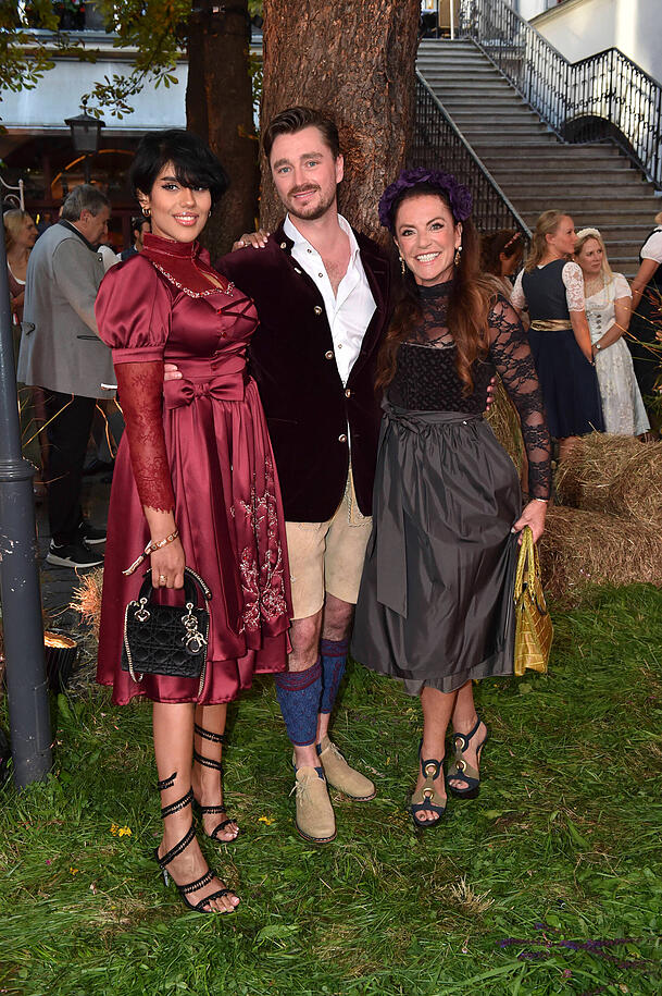 Zum "HeidiFest" im September 2025 erschien Christine Neubauer (re.) mit Sohnemann Lambert und Bald-Schwiegertochter Maha (li.). Zum "HeidiFest" im September 2025 erschien Christine Neubauer (re.) mit Sohnemann Lambert und Bald-Schwiegertochter Maha (li.).