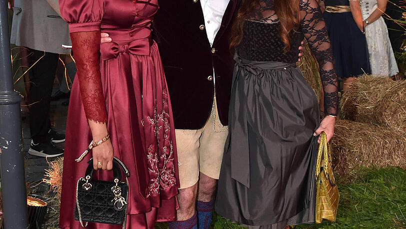 Zum "HeidiFest" im September 2025 erschien Christine Neubauer (re.) mit Sohnemann Lambert und Bald-Schwiegertochter Maha (li.). Zum "HeidiFest" im September 2025 erschien Christine Neubauer (re.) mit Sohnemann Lambert und Bald-Schwiegertochter Maha (li.).