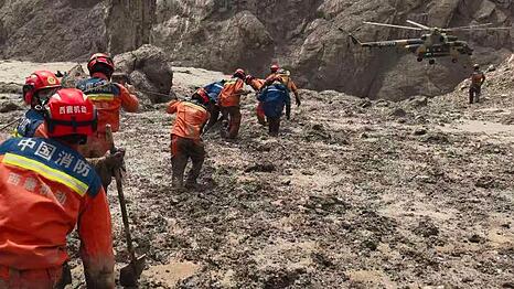 Expertenteams aus China und Indien sollen bei einer Tunnelrettungsmission helfen.