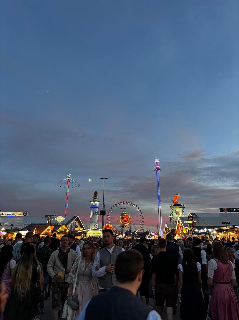 Die Nacht bricht ein &uuml;ber der Theresienwiese, aber das Festgel&auml;nde ist weiterhin gut besucht und die Zelte alle voll.