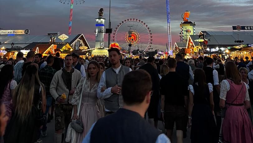 Die Nacht bricht ein über der Theresienwiese, aber das Festgelände ist weiterhin gut besucht und die Zelte alle voll. Die Nacht bricht ein über der Theresienwiese, aber das Festgelände ist weiterhin gut besucht und die Zelte alle voll.