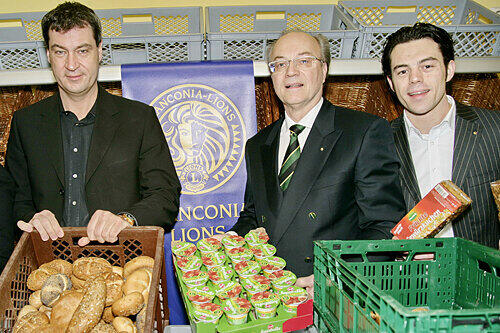 Gesundheitsminister Markus Söder (links) mit Lions-Club-Präsident Gerhard Distler und dessen Sohn Martin (rechts).
