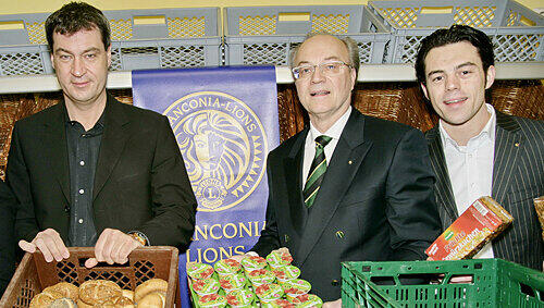 Gesundheitsminister Markus Söder (links) mit Lions-Club-Präsident Gerhard Distler und dessen Sohn Martin (rechts). Gesundheitsminister Markus Söder (links) mit Lions-Club-Präsident Gerhard Distler und dessen Sohn Martin (rechts).