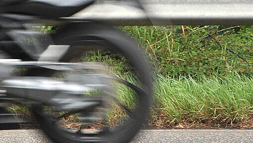 Unfall mit einem Motorrad (Symbolbild) Unfall mit einem Motorrad (Symbolbild)