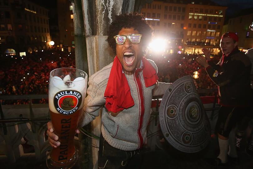 DANTE, Note 1
Afro-Look und Disco-Brille: feine Kombination. Beeindruckte im Innenhof des Rathauses mit Bierflaschenöffnertricks wie man sie nur auf dem Bau oder in Sportmannschaften lernt. Hatte auch wieder seine Plastik-Meisterschale dabei. Ein schönes Paar.