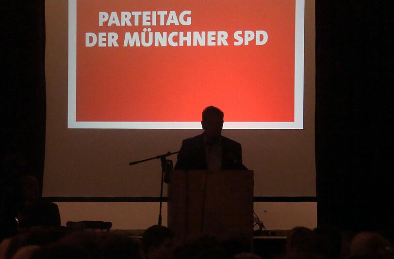 Demonstranten vor dem Augustinerkeller und eine turbulente Stimmung drinnen - sehen Sie die Bilder vom Parteitag der Münchner SPD in der AZ-Klickstrecke.