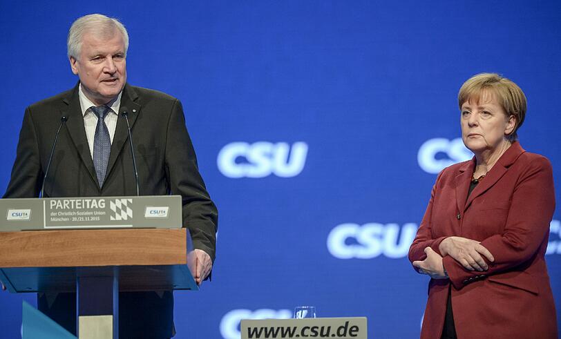 Auf dem Abstellgleis: Was für eine Demütigung. Nach der Rede zur Flüchtlingspolitik bei ihrem Besuch auf dem CSU-Parteitag am 20. November wurde Bundeskanzlering Angela Merkel vom bayerischen Ministerpräsidenten Horst Seehofer öffentlich abgekanzelt. Merkel musste die mehrminütige Seehofer-Show still und leise hinnehmen.