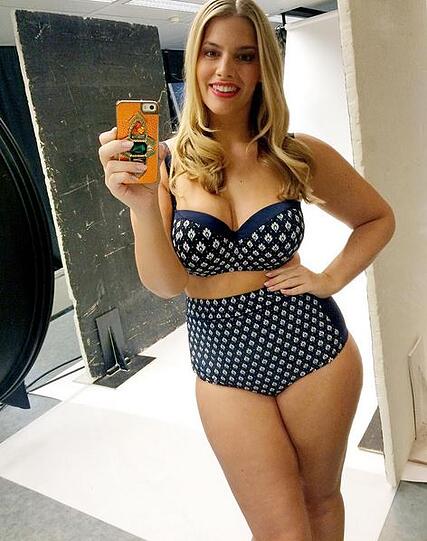 Summer feeling: Angelina Kirsch zeigt ihre heißen Kurven gern im Bikini.