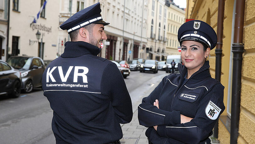 Marineblau statt Sheriff-schwarz: In diesen Uniformen werden Georgios und Rima ab Montag im Bahnhofsviertel patrouillieren. Marineblau statt Sheriff-schwarz: In diesen Uniformen werden Georgios und Rima ab Montag im Bahnhofsviertel patrouillieren.