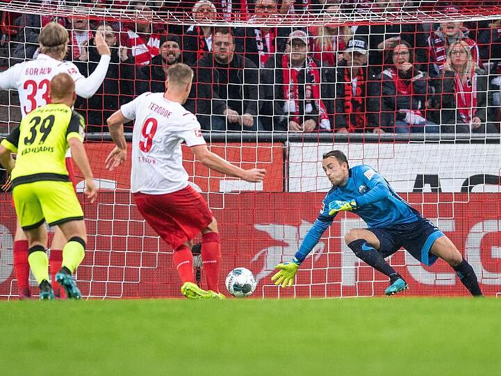 Kölns Simon Terodde (3.vl) trifft gegen Paderborns Leopold Zingerle (r) zur Führung.
