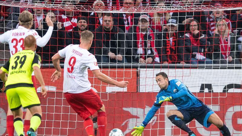 Kölns Simon Terodde (3.vl) trifft gegen Paderborns Leopold Zingerle (r) zur Führung.