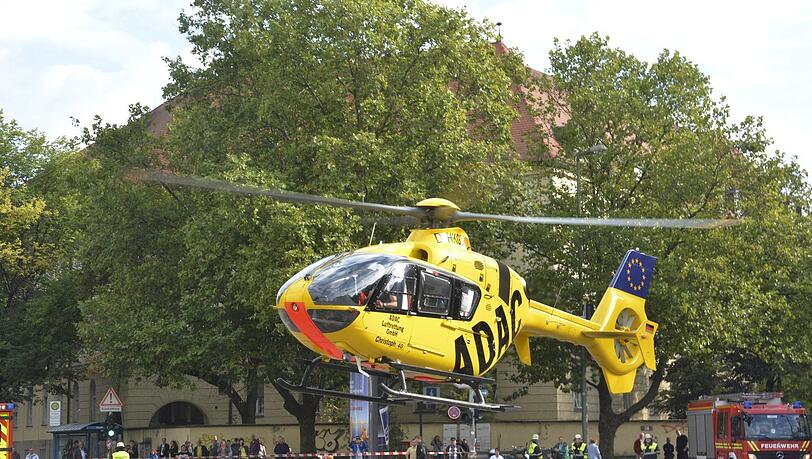 In München kein seltener Anblick: Mitten auf der Kreuzung am Goetheplatz startet ein ADAC-Rettungshubschrauber. In München kein seltener Anblick: Mitten auf der Kreuzung am Goetheplatz startet ein ADAC-Rettungshubschrauber.