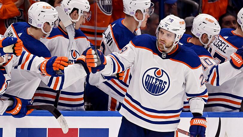 Leon Draisaitl (r) führte die Edmonton Oilers zum Sieg.