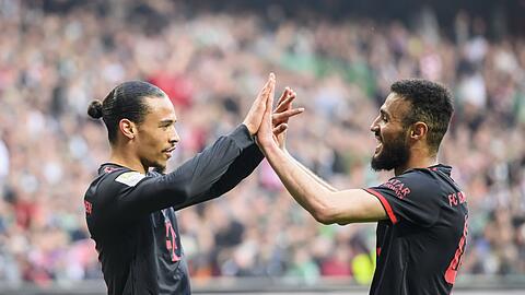 Gratulation! Torschütze Leroy Sané (l.) bedankt sich bei Vorbereiter Noussair Mazraoui.