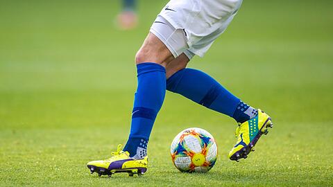 Ein Fußballspieler spielt den Ball.