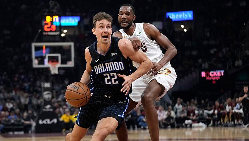 Orlandos Franz Wagner (22) zieht an Evan Mobley von den Cleveland Cavaliers vorbei.