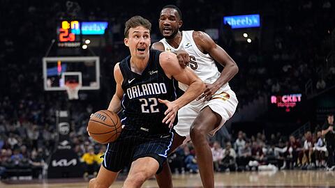 Orlandos Franz Wagner (22) zieht an Evan Mobley von den Cleveland Cavaliers vorbei.