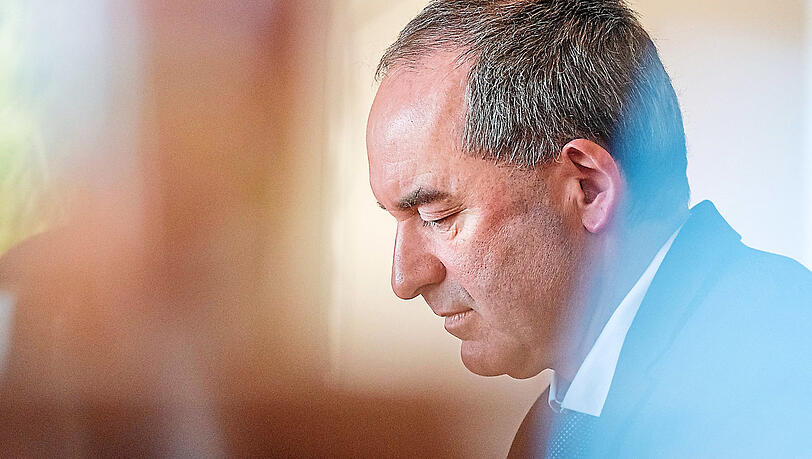Er ist Landes- und Bundesvorsitzender der Partei Freie Wähler: Bayerns Wirtschaftsminister und Vize-Ministerpräsident Hubert Aiwanger. Er ist Landes- und Bundesvorsitzender der Partei Freie Wähler: Bayerns Wirtschaftsminister und Vize-Ministerpräsident Hubert Aiwanger.