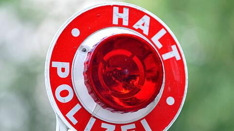 Eine Autofahrerin floh vor der Polizeikontrolle. (Symbolbild)