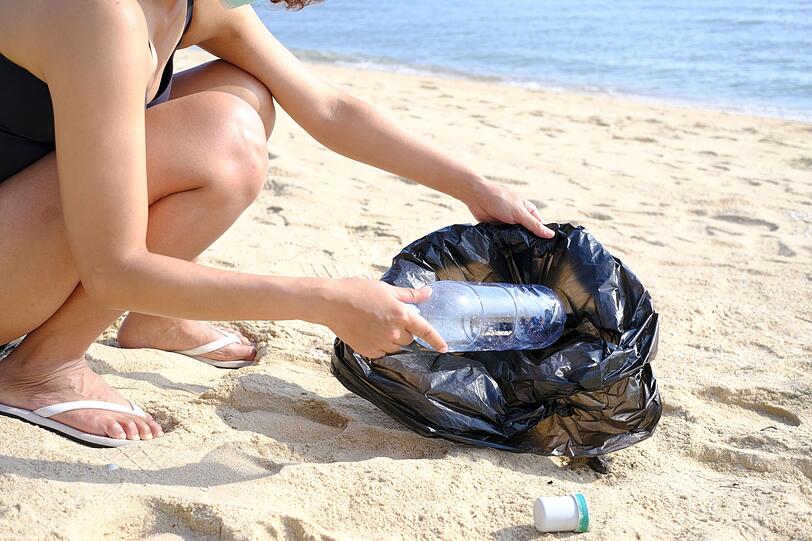 Grunds&auml;tzlich sollten Sie alles, was Sie an Getr&auml;nkedosen oder Verpackungen mitbringen, auch wieder mitnehmen. Werfen Sie Abfall nicht einfach in den Sand, sondern entsorgen Sie ihn richtig. Plastikflaschen, Papiert&uuml;ten oder anderer M&uuml;ll geh&ouml;ren nicht auf den Boden. Sonst gelangt der Abfall leicht ins Meer und schadet Fischen und anderen Tieren.