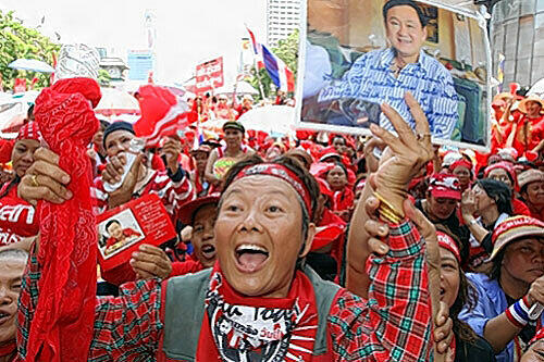 Ministerpräsident Abhisit hat über Bangkok den Ausnahmezustand verhängt. Die Opposition-Anhänger demonstrieren trotzdem.