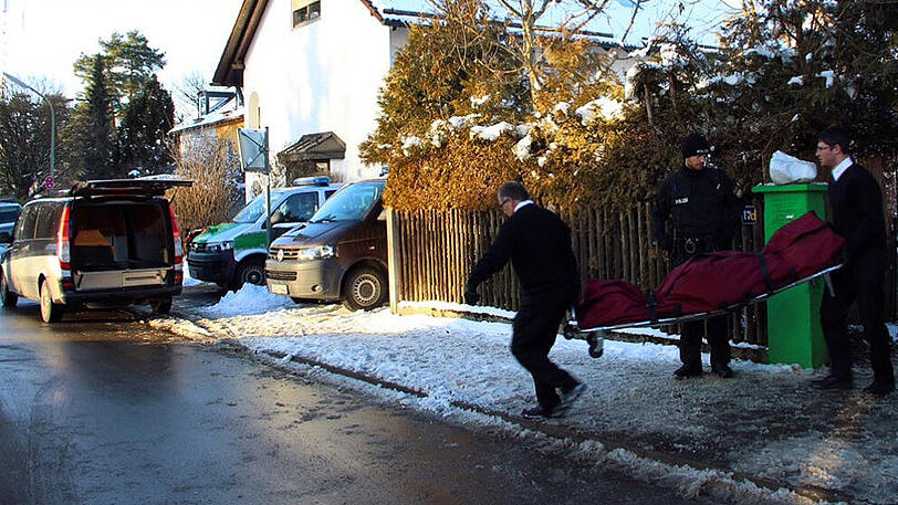 Mord in Haar: Das Opfer wird abtransportiert.