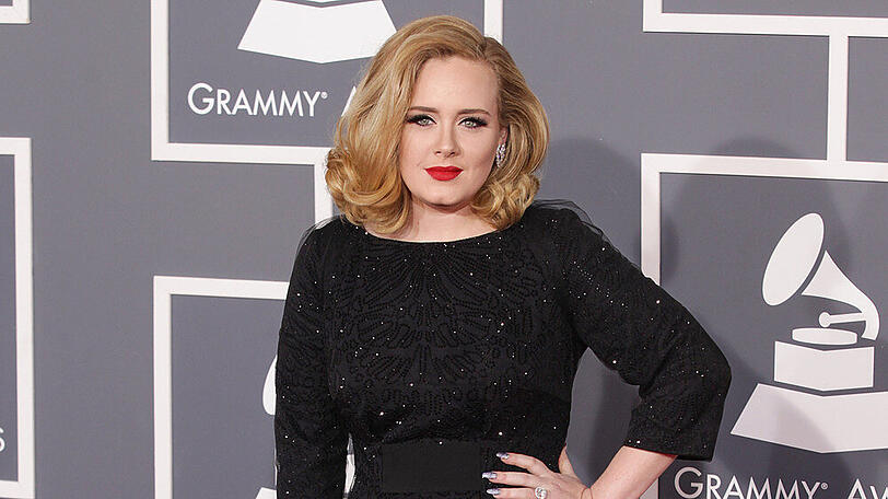 Adele wendet sich mit einer emotionalen Videobotschaft an die Opfer der Grenfell-Tower-Katastrophe.