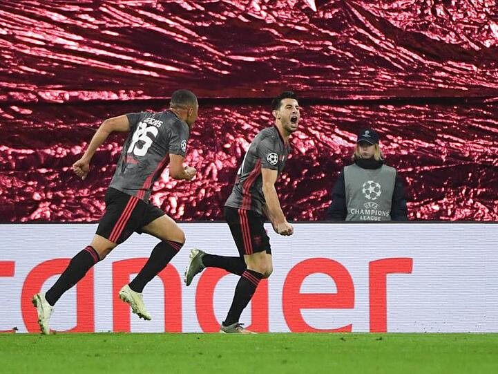 Benficas Pizzi (r) jubelt mit Carlos Vinicius.