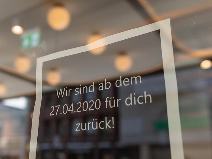 Ein Schild mit der Aufschrift "Wir sind ab dem 27.04.2020 für dich zurück!" in München. Foto: Peter Kneffel/dpa