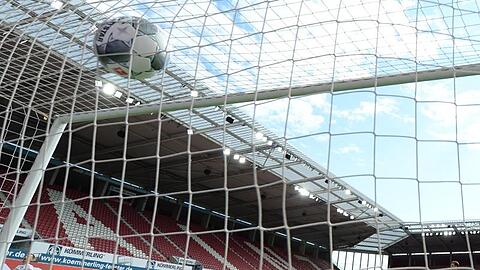 Gewohntes Bild nach der Corona-Pause: Bundesliga-Tore vor leeren Zuschauerrängen.