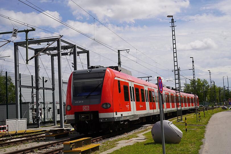 An diesem Gestell sind Kameras angebracht. Sie machen Tausende Bilder und dann findet ein Programm darauf automatisch die Schäden.