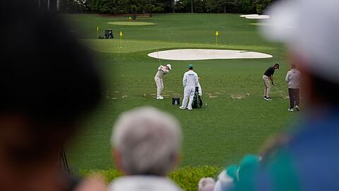 Der Nordirl&auml;nder Rory McIlroy w&auml;rmt sich vor dem Masters-Golfturnier auf.