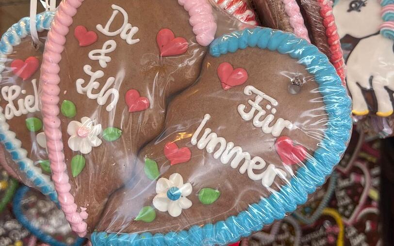 Immer öfter sieht man auch romantische Herzen für Paare. Bei solchen Lebkuchenherzen gibt es dann immer eine Person mit dem passenden Gegenstück. Egal, ob in einer Beziehung ... Immer öfter sieht man auch romantische Herzen für Paare. Bei solchen Lebkuchenherzen gibt es dann immer eine Person mit dem passenden Gegenstück. Egal, ob in einer Beziehung ...
