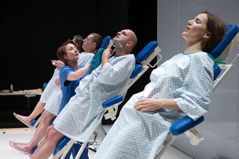 Vier Patienten in einem eher unangenehmen Zustand: Tugsal Moguls &bdquo;SOMNIA - auf der Intensivstation&ldquo; im Hubertussaal.