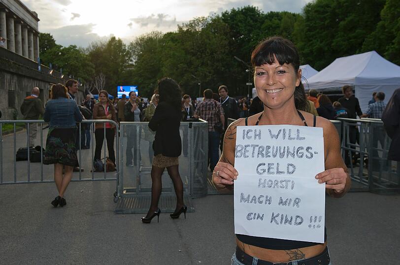 "Horsti, mach mir ein Kind": Tanja (35) Sozialpädagogin hält das Betreuungsgeld für einen Rückschritt in die 50er. Um das zu demonstrieren, hat sie ein witziges Plakat gemalt.