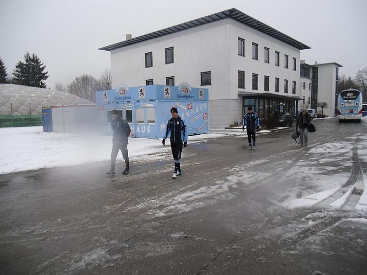 Hart , härter, Alexander Schmidt. Der Trainer des TSV 1860 schickte seine Jungs am Montagvormittag trotz klirrender Kälte, Schneeregen und schneebedeckten Trainingsplätzen raus zum Anschwitzen. Am Abend spielen die Löwen gegen den 1. FC Kaiserslautern. Die Bilder vom Matsch-Training