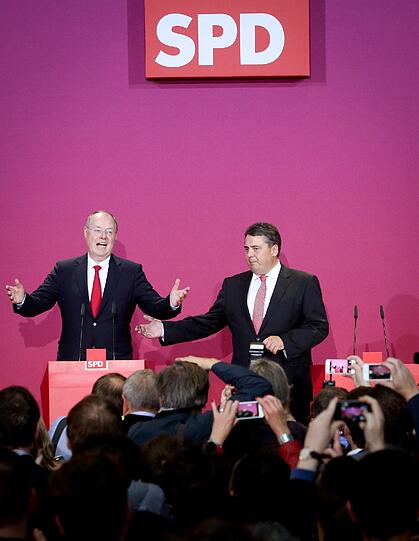 SPD-Kanzlerkandidat Peer Steinbrück (l) und  SPD-Parteivorsitzender Sigmar Gabriel am 22.09.2013 in der Parteizentrale in Berlin auf die Ergebnisse der Bundestagswahl.