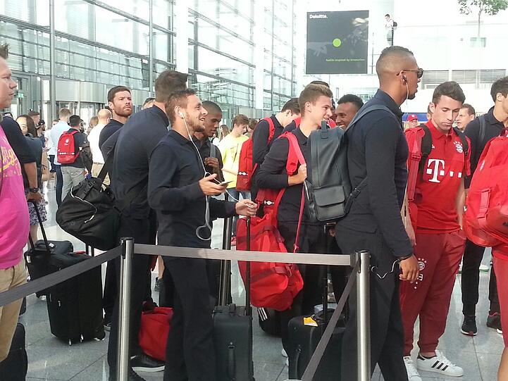 Warten auf den Check-In: Die Bayern-Stars am Flughafen München.