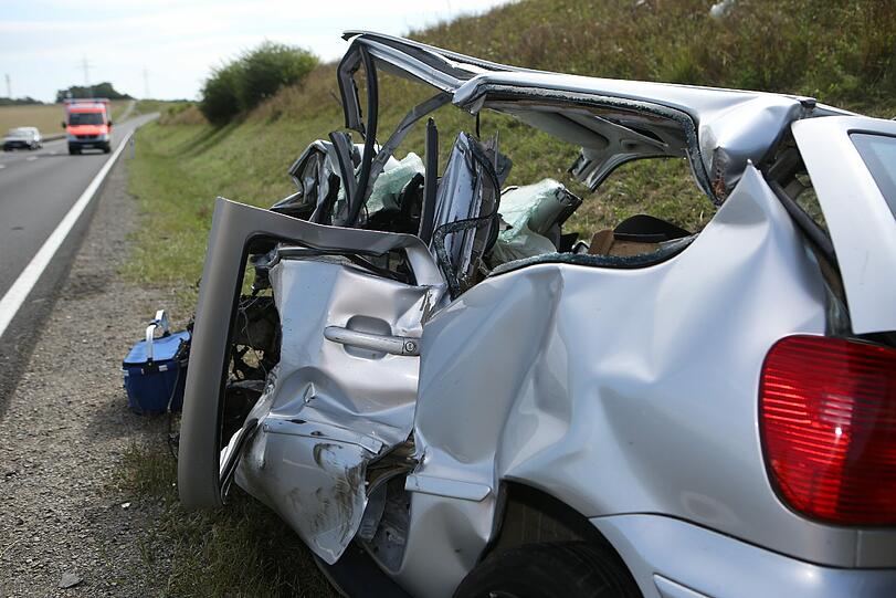 Horror-Unfall in Unterfranken: Bei dem Frontal-Crash kommen zwei Menschen ums Leben.