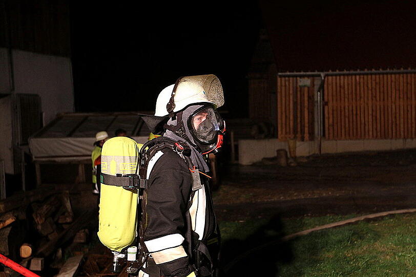 Eine komplett zerstörte Maschinenhalle und ein Großaufgebot der Feuerwehr: Die Bilder aus Baumhaum.